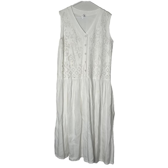 Halsey Collection Dresses & Skirts - Halsey Collection Dress Womans White Laser Cut Lace No Sleeve V-Neck Buttons